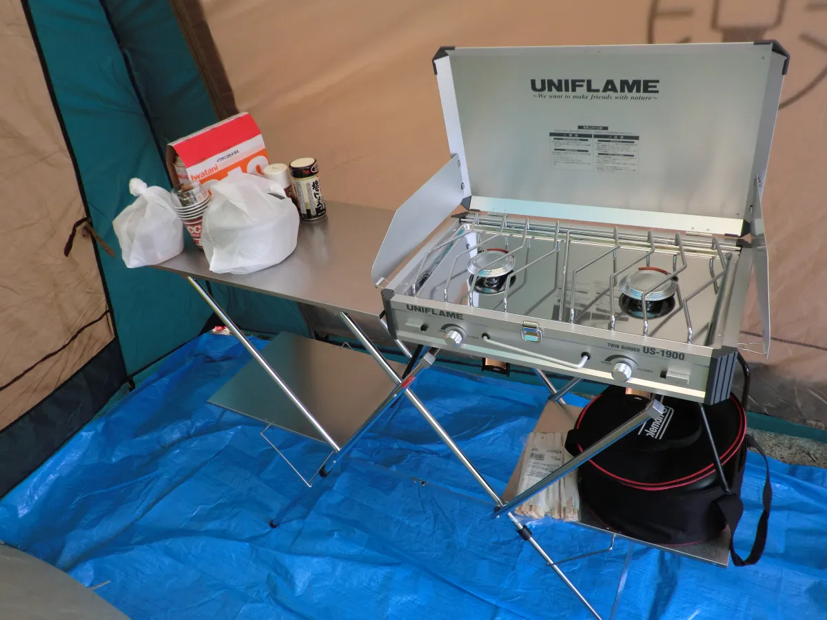 ユニフレーム ツインバーナーで2口同時に料理する様子