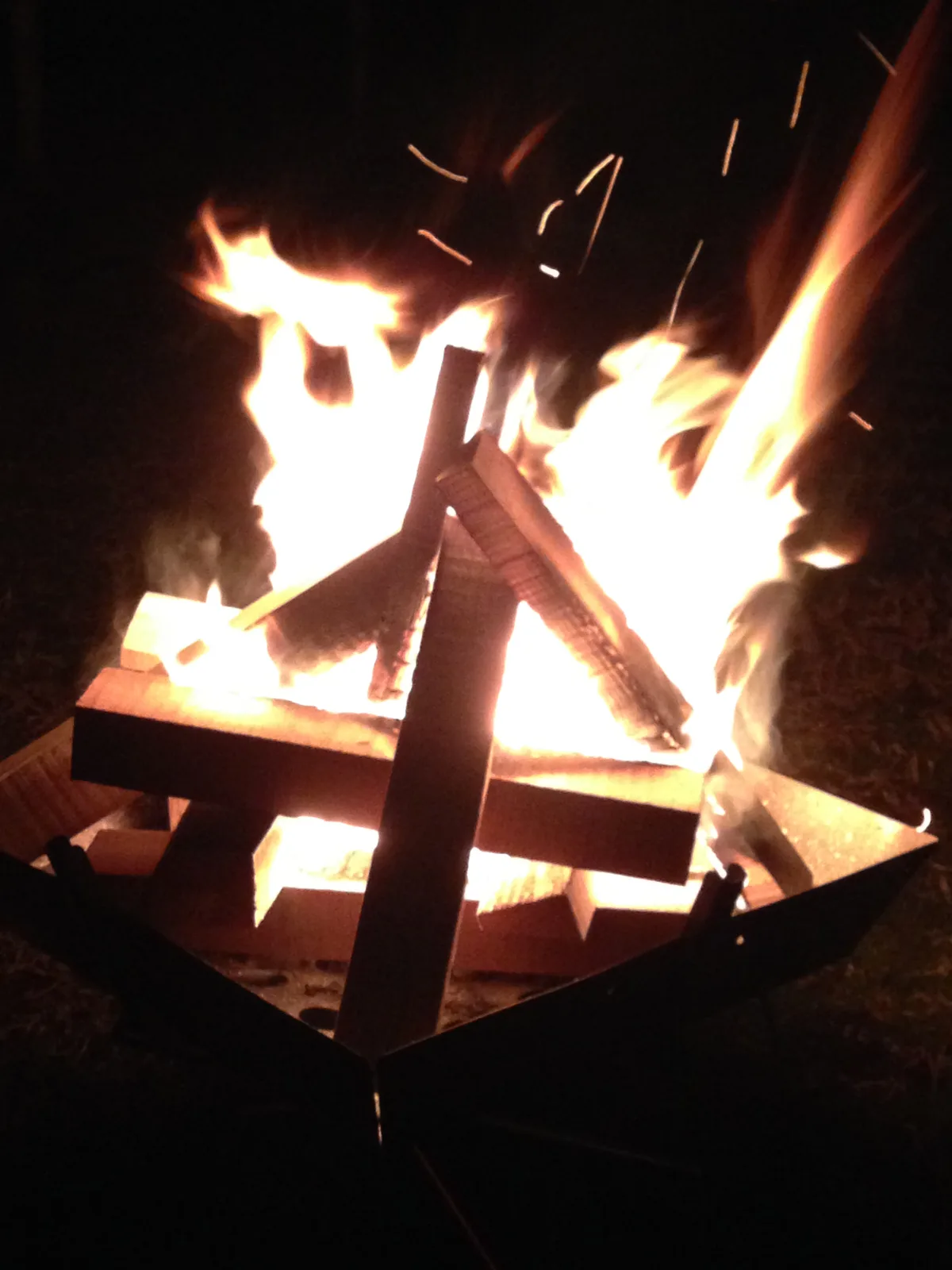 静かな夜の焚き火